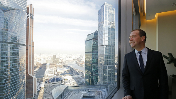 Правительственные сотрудники осваиваются в офисах «Москва-Сити» и наслаждаются закатами. Визит Медведева.